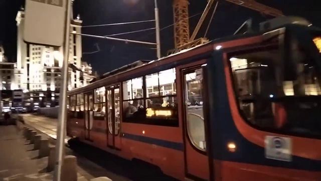 Трамвай КТМ23 отправляется с остановки "Павелецкий вокзал". смотреть онлайн