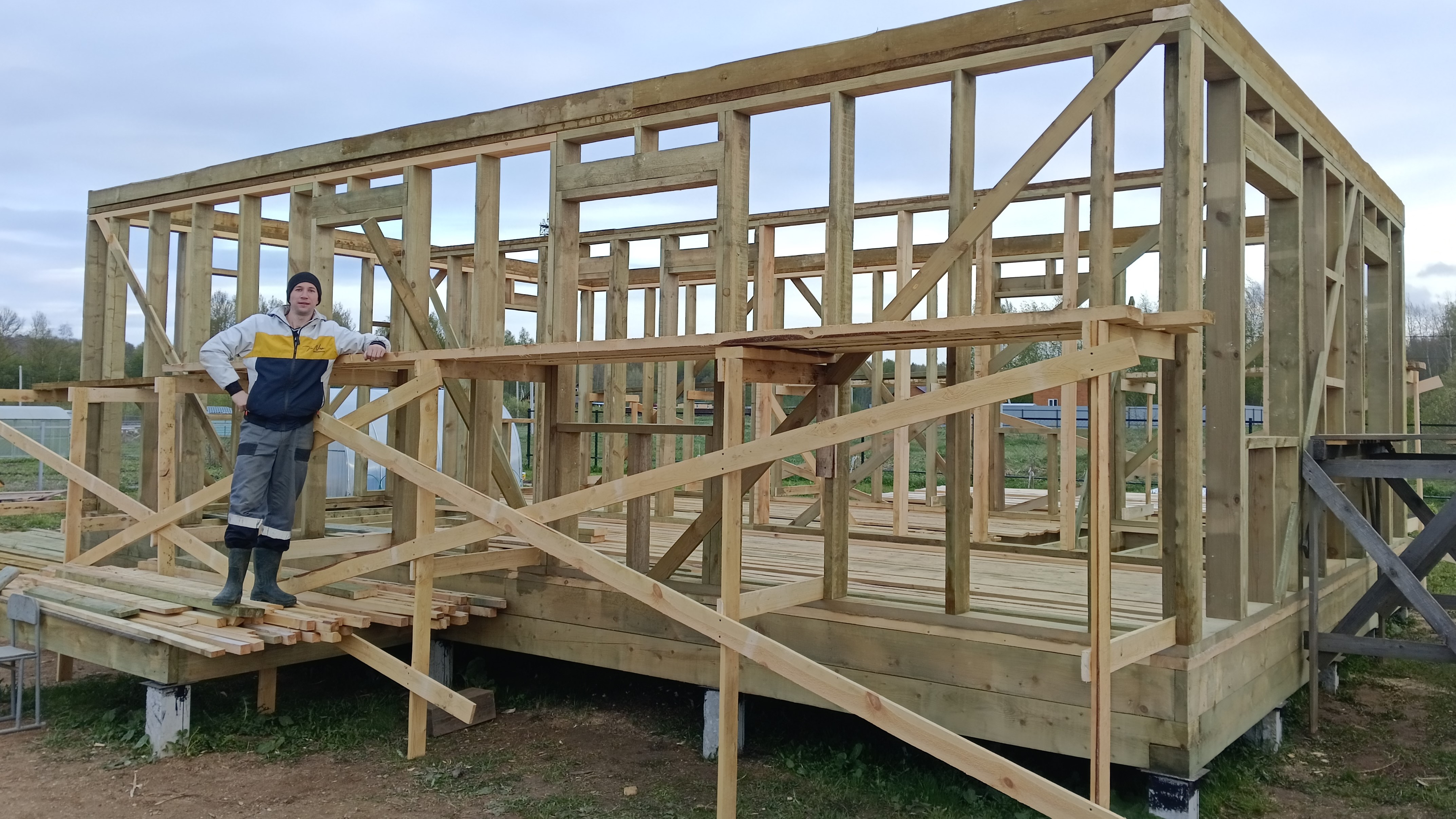 Посадка деревьев и строительные леса для дома. смотреть онлайн