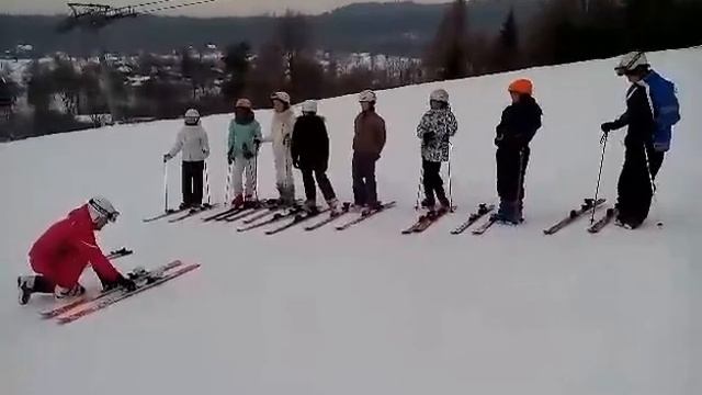 Учні старосамбірських шкіл освоюють гірські лижі в Буковиці (ч.2) смотреть онлайн