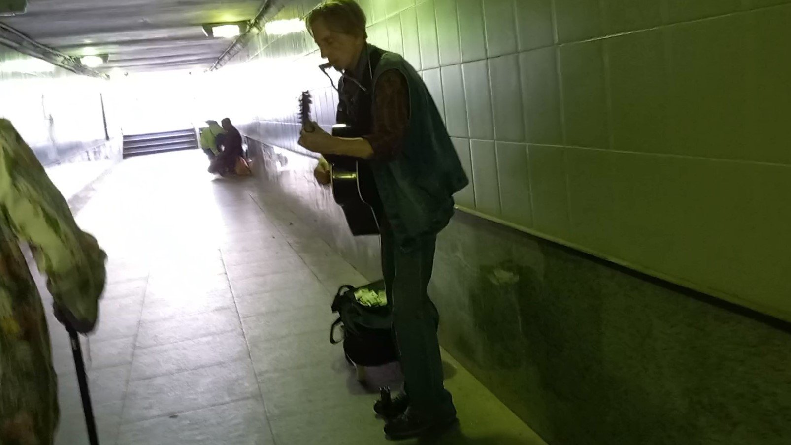 МУЗЫКА В ПОДЗЕМНОМ ПЕРЕХОДЕ... смотреть онлайн