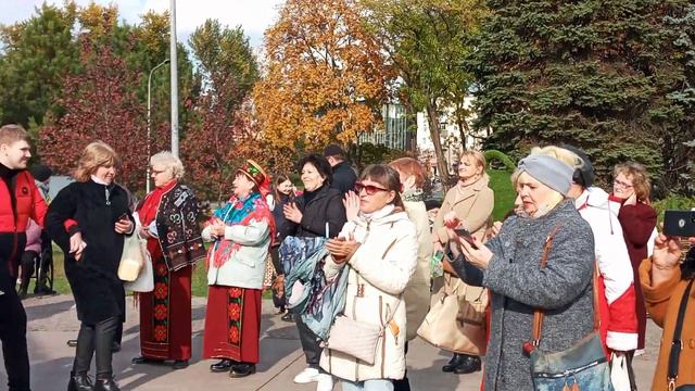 Запальна пісня з танцями для гарного настрою "Вийшли козаки коней напувать " смотреть онлайн