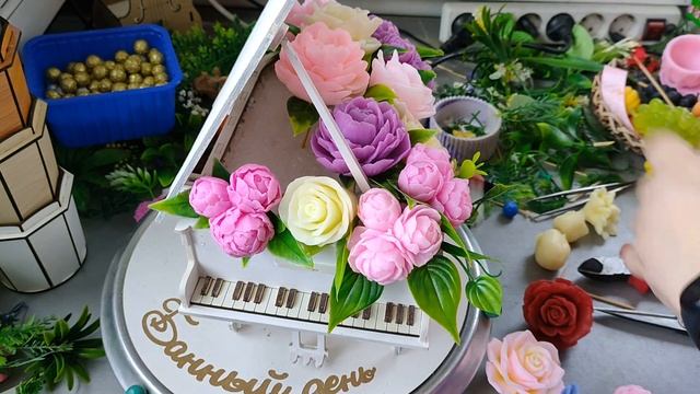 Букет из мыла в белом рояле