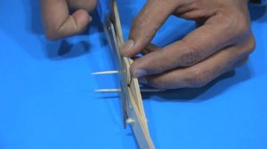 Что можно сделать из палочек для мороженого - механическая клешня