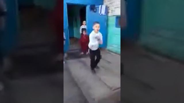 Нигде не могу найти полную версию этого видео!!!!! Мальчонка на сценуууууу смотреть онлайн