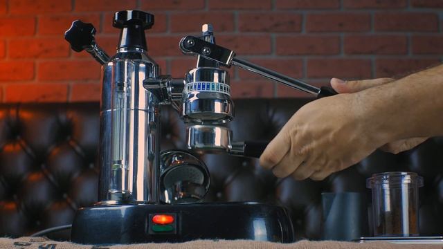 Как варить эспрессо на La Pavoni и полюбить левер? / @coffeesaurus смотреть онлайн