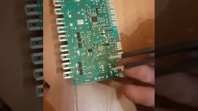 Ремонт платы холодильника Либхер.Стандартные дефекты смотреть онлайн