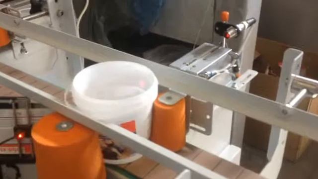 АСпром, наклейка этикеток, этикетировочная двухаппликаторная машина для конических ведер смотреть онлайн