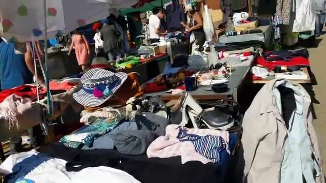 Барахолка.Найдется все - от Секонда до дорогих брендов. смотреть онлайн