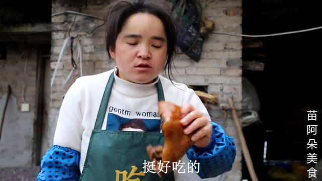 128元5斤猪头肉，刚做好就来一块，啃一口满嘴流油，看着真过瘾！【苗阿朵美食】
