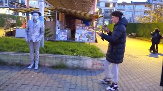 SOKAKTA CANLI HEYKEL ŞAKASI ! (Komik Tepkiler) смотреть онлайн