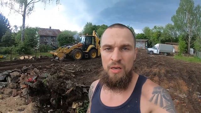 Очистка участка от строительного мусора на CAT434. Правильная работа для универсальной техники. смотреть онлайн