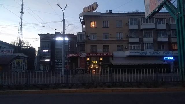 Вечерний Луганск, Опустевшая Главная улица Советская в 19_30, 25 апреля 2021 смотреть онлайн