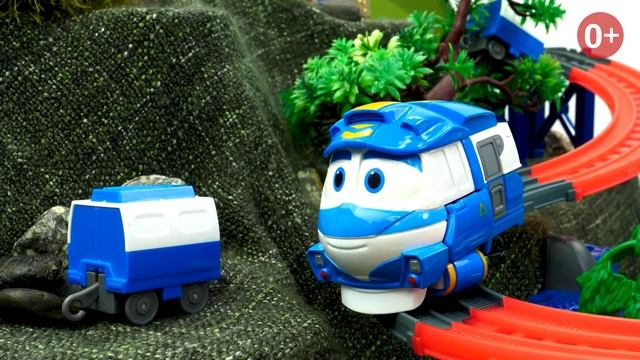 Видео шоу Гулливерия - Игры в игрушки Роботы Поезда: трансформеры для мальчиков проходят трассу смотреть онлайн