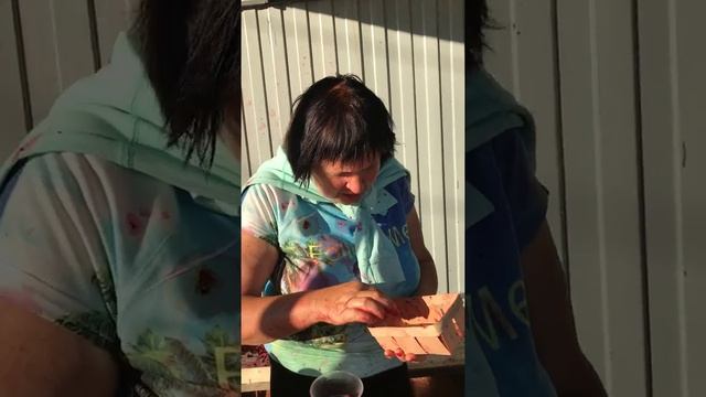Женщина продает гнилые ягоды смотреть онлайн