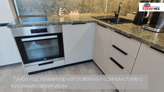 Кухня гостиная в едином стиле, матовые фасады, ручки-профиль. смотреть онлайн