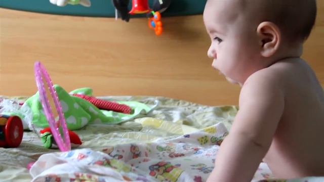 CUTE BABY WATCHS HERSELF IN MIRROR Трехмесячный малыш любуется в зеркало смотреть онлайн