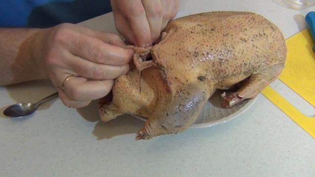 АППЕТИТНЫЙ гусь с яблоками в духовке. ПРОСТОЙ РЕЦЕПТ, НО ОЧЕНЬ ВКУСНЫЙ. смотреть онлайн