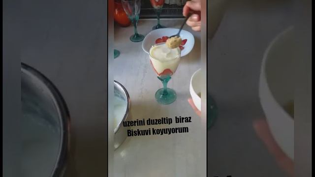 вкусна млечна ягодова магнолия🍓 Evdeki malzemelerle cilekli 🍓magnolia Tatlisi смотреть онлайн