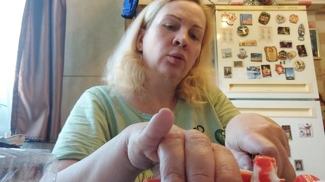 Готовим крабовый салат пока без яичек смотреть онлайн