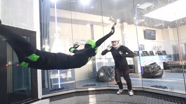 Светлана Сурганова делает перевороты и держится на спине в аэротрубе FlyStation смотреть онлайн