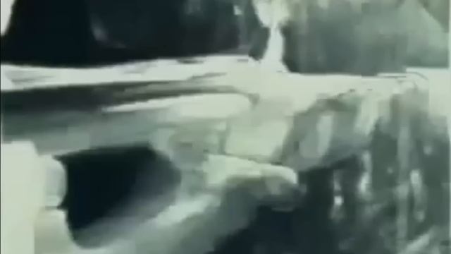 Брюс Ли играет в пинг-понг и зажигает спички нунчаками. смотреть онлайн