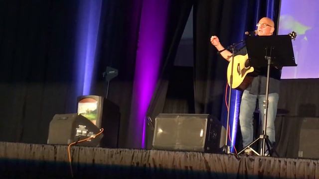 Gary Lewis sings Scottish song during Outlander Con смотреть онлайн