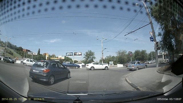 ГИБДД(В 0435 61) едет на красный свет Ростов на Дону 2014 05 25 12 34 32 смотреть онлайн
