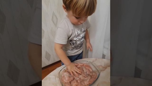 Готовим с сыном:курица с картошкой??,первый кулинарный опыт. смотреть онлайн