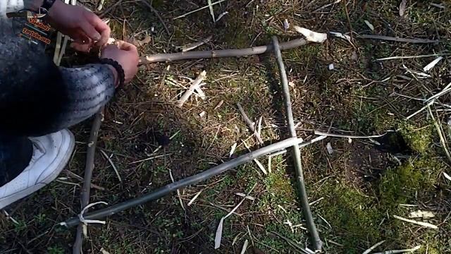 Куриные крылышки на деревянной решётке смотреть онлайн