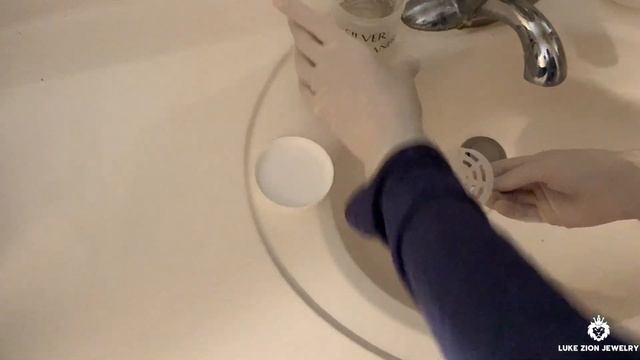 How To Clean Sterling Silver Jewelry Using a Silver Dip Cleaner & A Polishing Cloth. смотреть онлайн