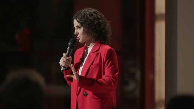 «Актёр должен быть никем, чтобы стать всем» | Marianna Martirosjan | TEDxSPbPU смотреть онлайн