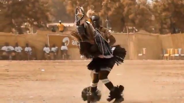 индеец танцует под музыку Astrix