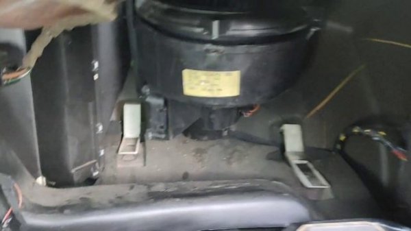 Моторчик рециркуляции воздуха, вентилятор печки. Как добраться, снять, заменить в Opel Astra G 2001