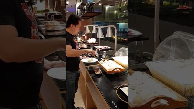 This is how we select food in a buffet setup! #InSeinWorld #Buffet #Shorts смотреть онлайн