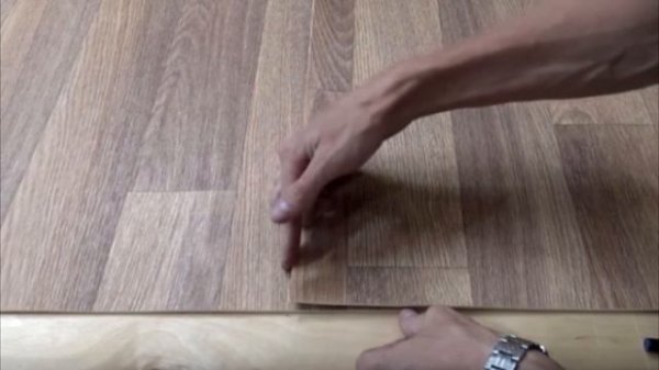 Супер способ, как встык соединить линолеум, чтобы не пришлось прибивать порожки