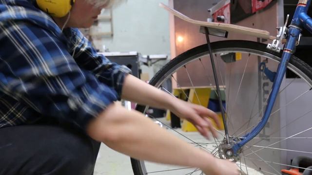 Bicycle Mudguard and Cargo Rack from old Skateboard смотреть онлайн