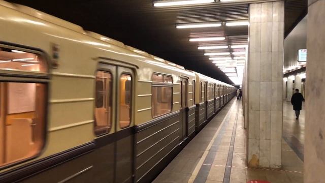 81-717/714.5А "Ретропоезд Сокольники" прибывает на станцию метро Бульвар Рокоссовского. смотреть онлайн