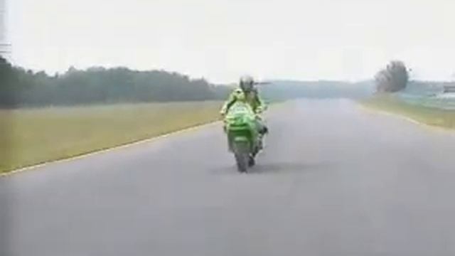 Как лихо можно поворачивать на мотоцикле! смотреть онлайн