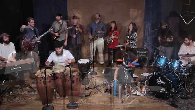 Marlon Sobol and Zion80 Perform in the Toca Studio - Tov L' Hodot смотреть онлайн