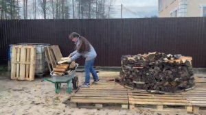 Прикол! Круглая поленница женскими руками