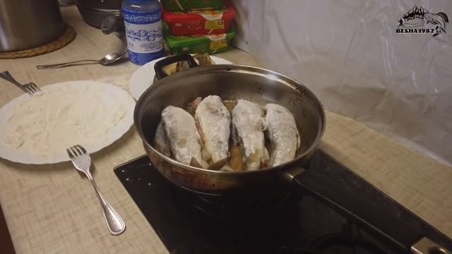 Местный показал горное озеро, а в нем полно рыбы/Ночлег в таежной избе/Рыбалка на хариуса в тайге смотреть онлайн