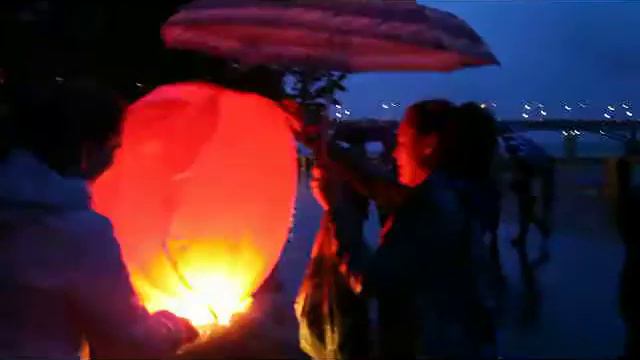 Запуск небесных фонариков в День соседей в Новосибирске смотреть онлайн