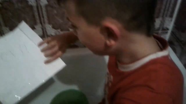 Фокус с бумагой и водой смотреть онлайн