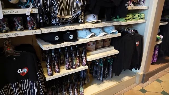 What's New At Disney's Magic Kingdom! | ALL NEW Halloween Merch is Out, Spooky Treats & More! смотреть онлайн