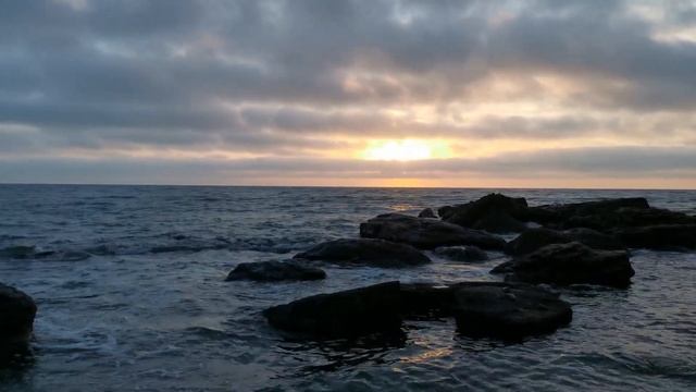 Шум моря, звуки волн, красота природы, рассвет 31.10.2023 года и расслабляющая музыка для сна смотреть онлайн