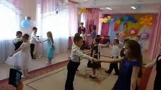 Танец "ЖАЛЬ РАССТАВАТЬСЯ" из Сборника Выпускных песен, автор Ольга Воеводина смотреть онлайн