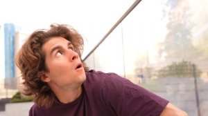 Огромная женщина ходит по городу и ест людей, как Годзилла - ЗумЗум уменьшение