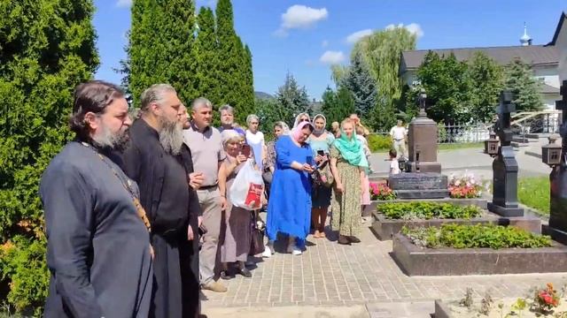 23.07.2022 Панихида на могиле отца Илиодора. Протоиерей Андрей Ткачев в эти дни в Оптиной пустыни. смотреть онлайн