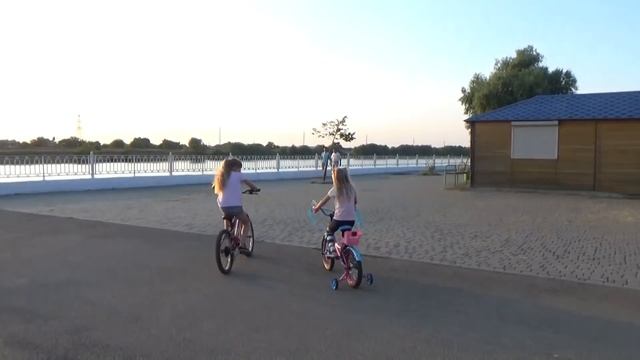 Акробатика на ВЕЛОСИПЕДЕ !!! Алиса показывает чему она научилась ! смотреть онлайн