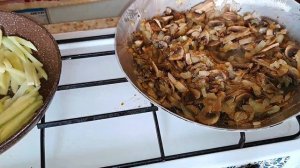 Вкусный салат с грибами и куриной грудкой, под картошечкой фри)